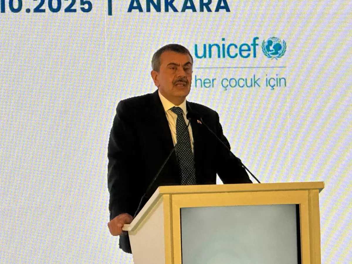 Milli Eğitim Bakanı Tekin: 'Öğretmenlerin ve öğrencilerin dijital okuryazarlığını geliştirmek programımızın odak noktalarından bir tanesi'