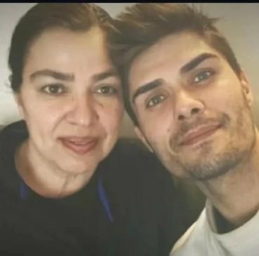 Barış Murat Yağcı bids farewell to his mother
