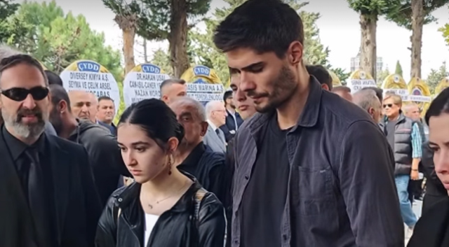 Barış Murat Yağcı bids farewell to his mother