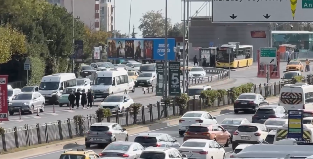 Great panic after the earthquake! Those who took their vehicles hit the road