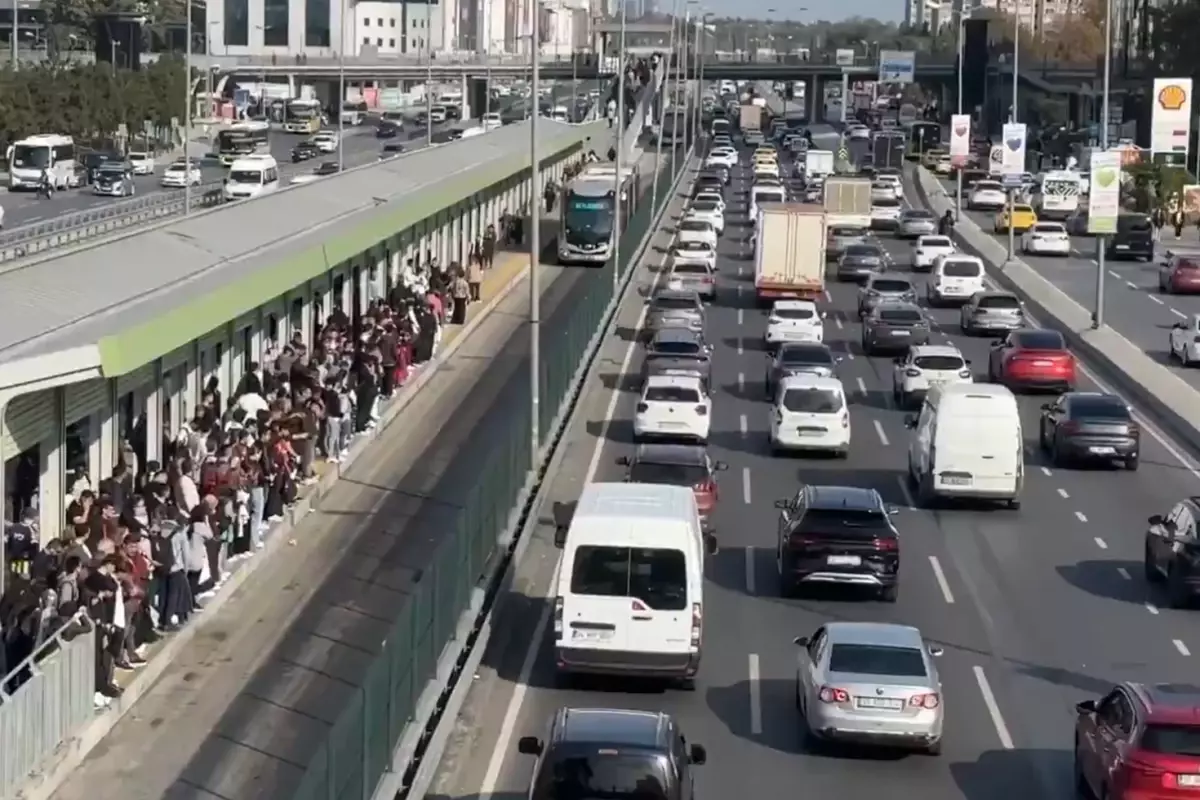 Deprem sonrası büyük panik! Aracını alan sokağa çıktı, trafik kilitlendi
