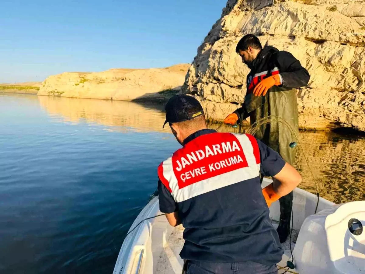 Batman'da Dicle Nehri'nde Hayalet Ağlar Ele Geçirildi