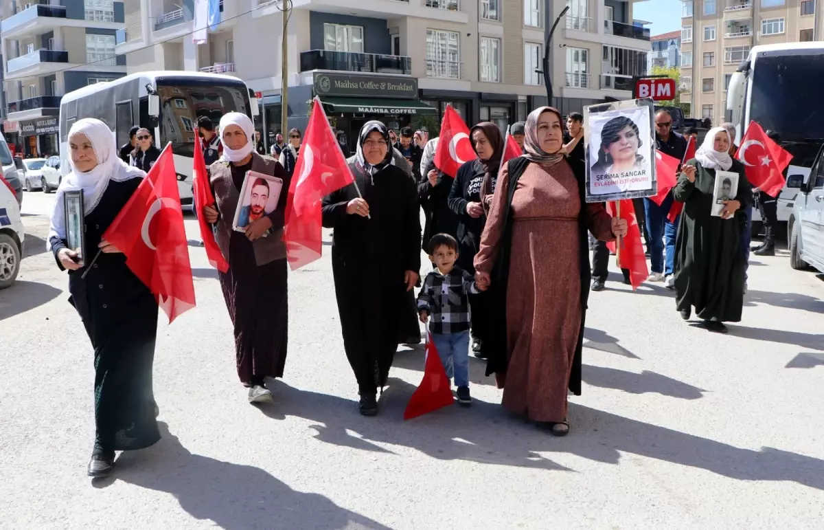 Van'da evlat eylemine katılan anne: 'Artık bu ülkeye şehit gelmesin'
