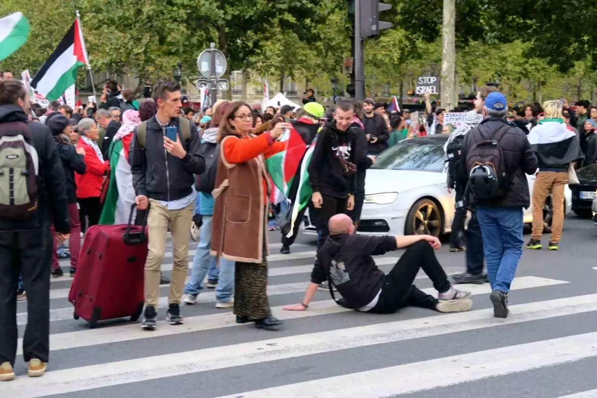 Paris'te İsrail'in Filoya Müdahalesine Büyük Protesto