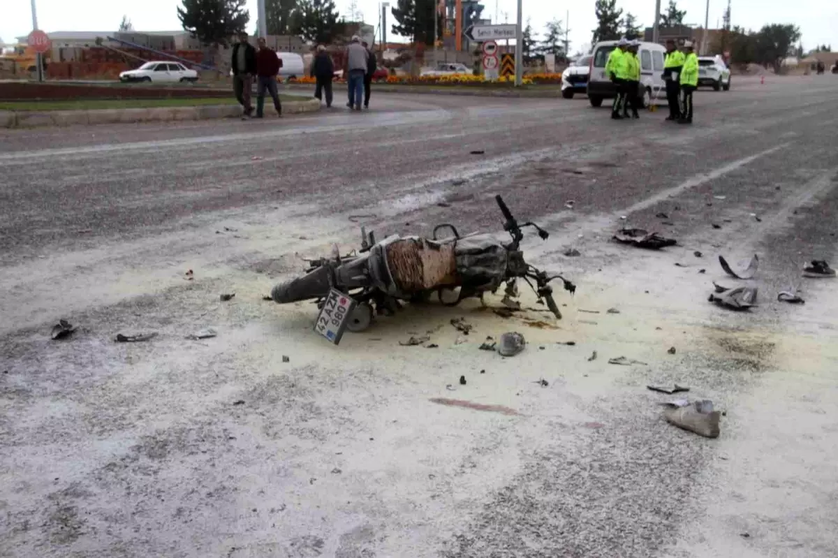 Konya'da Motosiklet İşçi Servisiyle Çarpıştı: 2 Yaralı