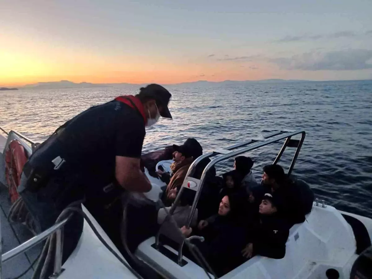 İzmir Açıklarında 72 Düzensiz Göçmen Yakalandı, 31'i Kurtarıldı