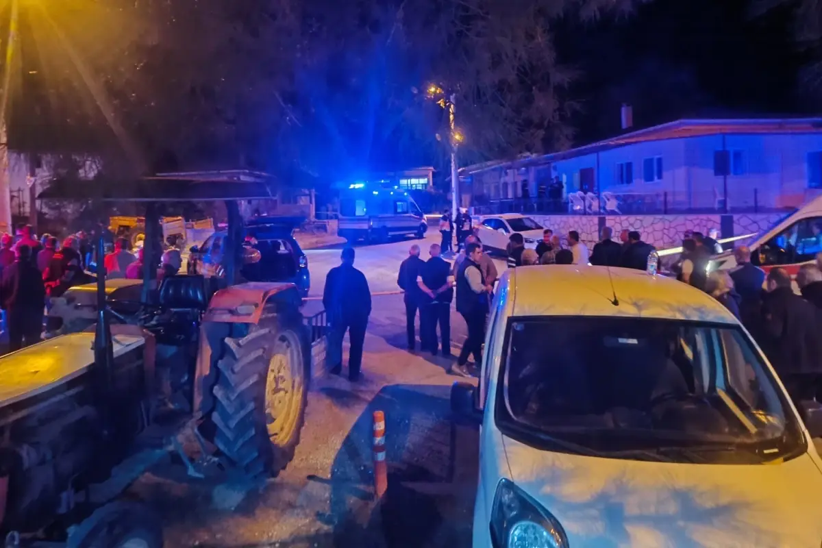 Köy meydanında iki arkadaşını av tüfeğiyle öldürdü
