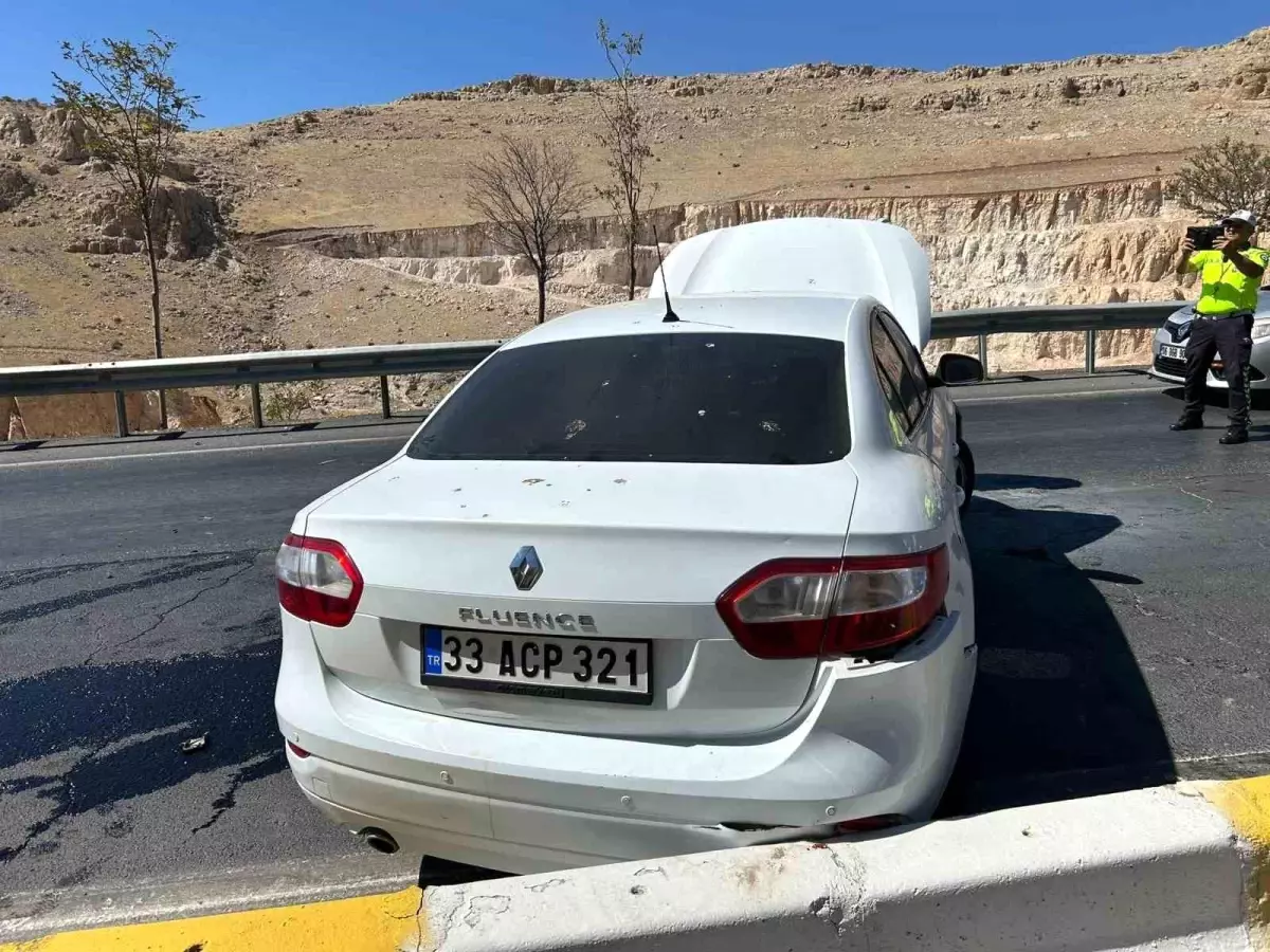Mardin'de otomobil bariyerlere çarptı