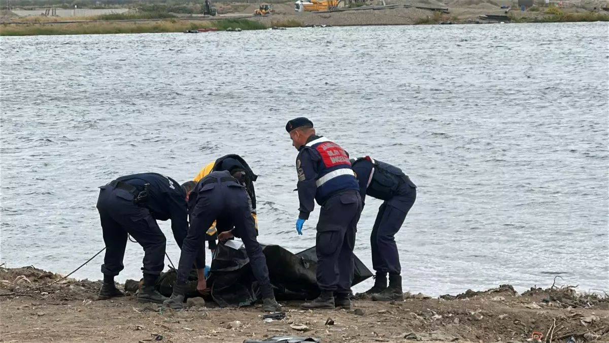 Edirne'de Meriç Nehri'nde Erkek Cesedi Bulundu