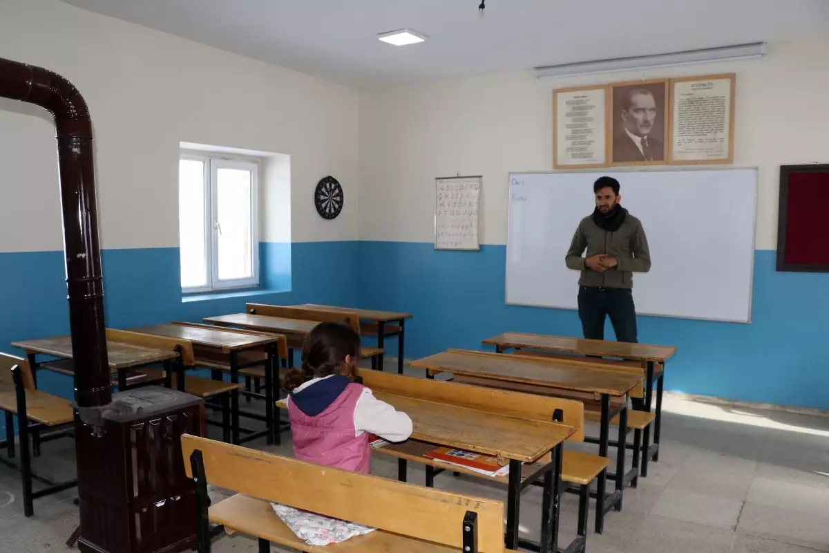 Tek Başına Eğitim Gören Hasret, Yeni Arkadaşlarıyla Mutluluğu Yaşıyor