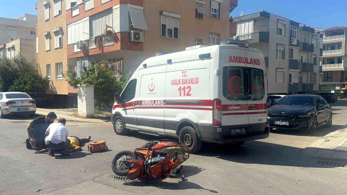 Antalya'da Motosiklet ve Otomobil Çarpıştı: 1 Yaralı