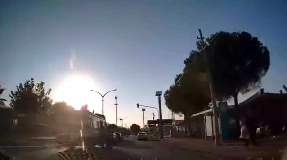 Manisa'da İşçi Servisinden İnmek İsteyen Kadın Yola Düştü, Facia Önlenerek Kurtarıldı