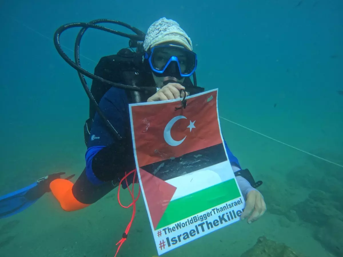 Atiye Yıldırım, Gazze Katliamına Su Altında Tepki Gösterdi