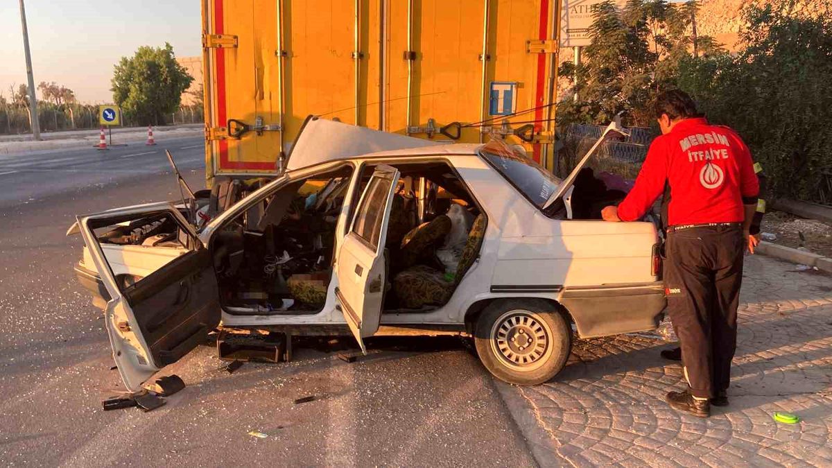 Mersin'de Park Halindeki Tıra Çarpan Otomobilin Sürücüsü Hayatını Kaybetti