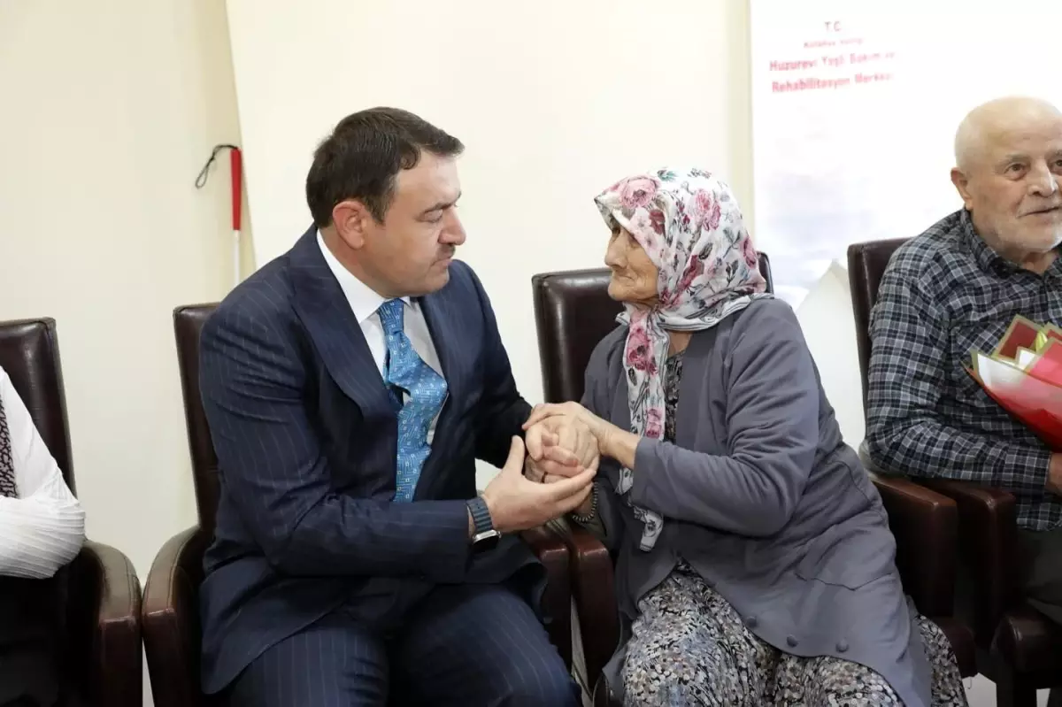 Kütahya Valisi Musa Işın, Dünya Yaşlılar Günü'nde Huzurevini Ziyaret Etti
