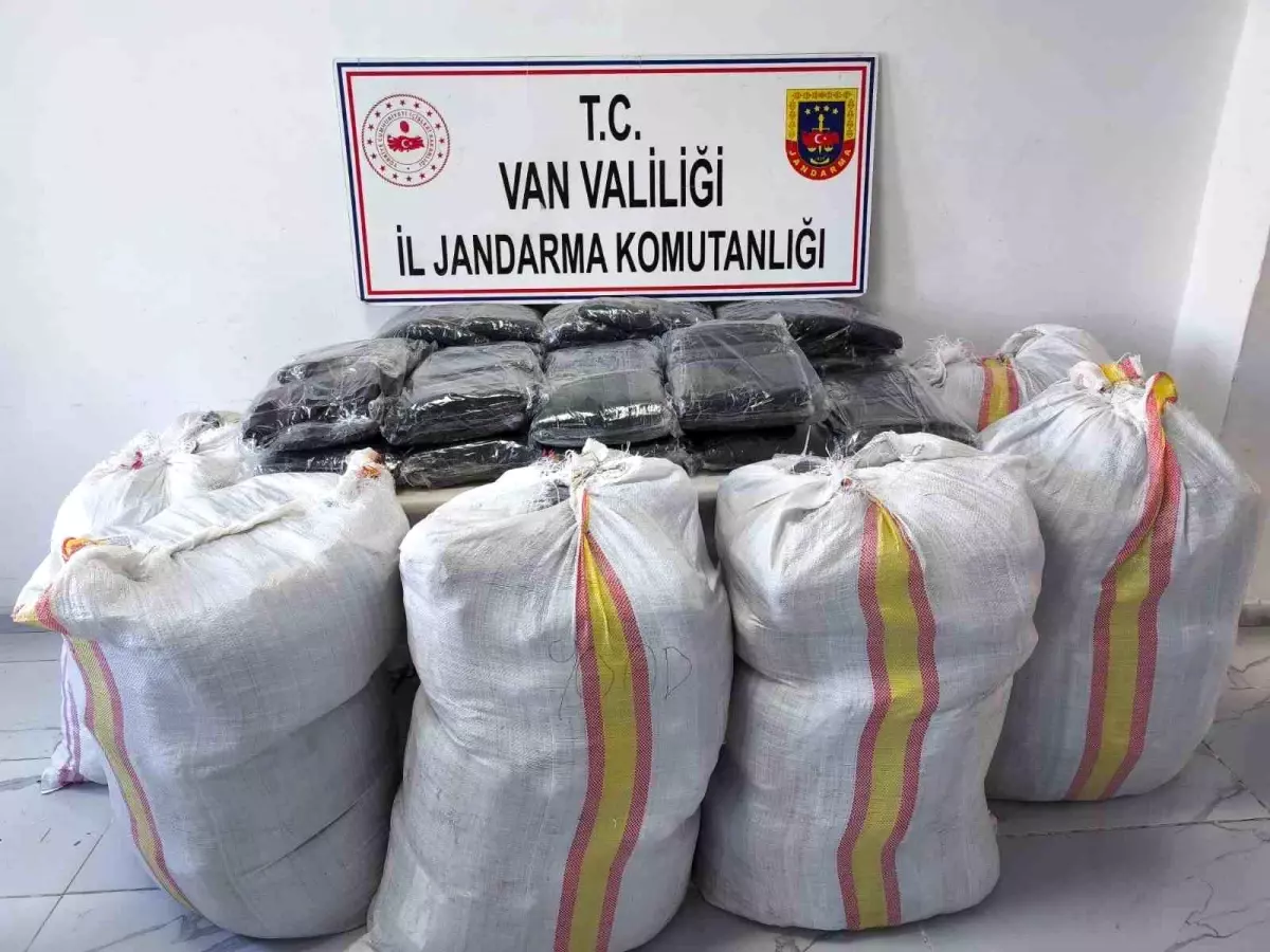 Başkale'de 1.1 Milyon TL Değerinde Gümrük Kaçağı Malzeme Ele Geçirildi