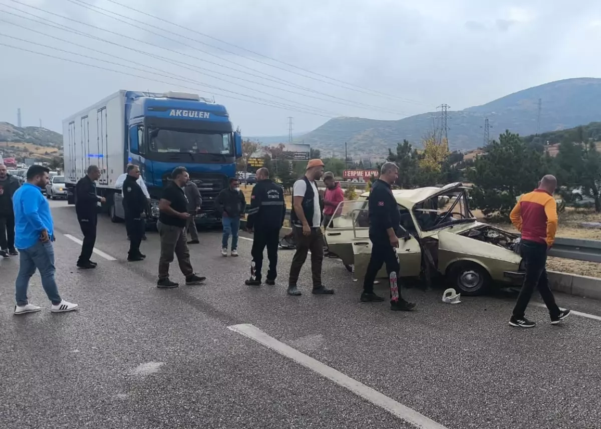 Isparta'da TIR ile Otomobil Kazası: 2 Ölü, 3 Yaralı