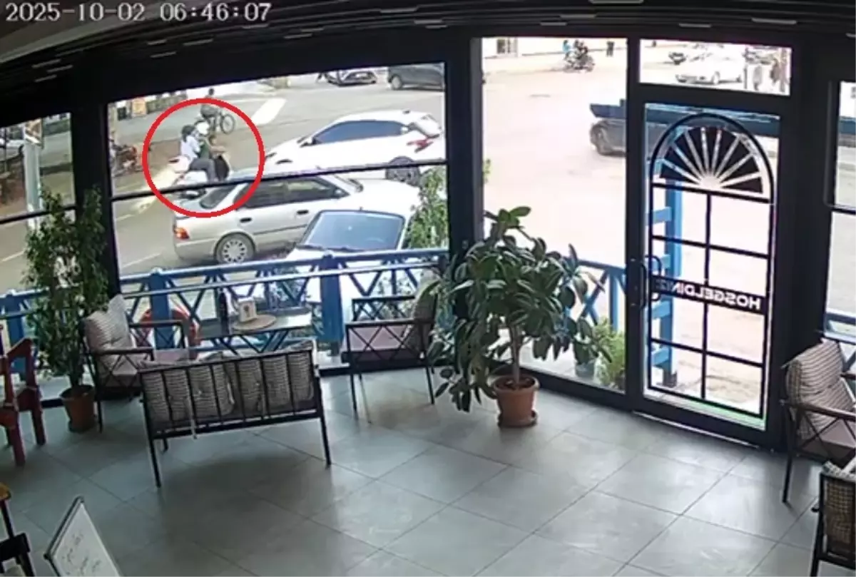 Adana'da Motosiklet ve Otomobil Çarpıştı: Yaralılar Var