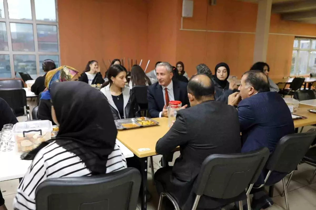 Ağrı İl Milli Eğitim Müdürü Kökrek, Kız Öğrenci Yurdunu Ziyaret Etti