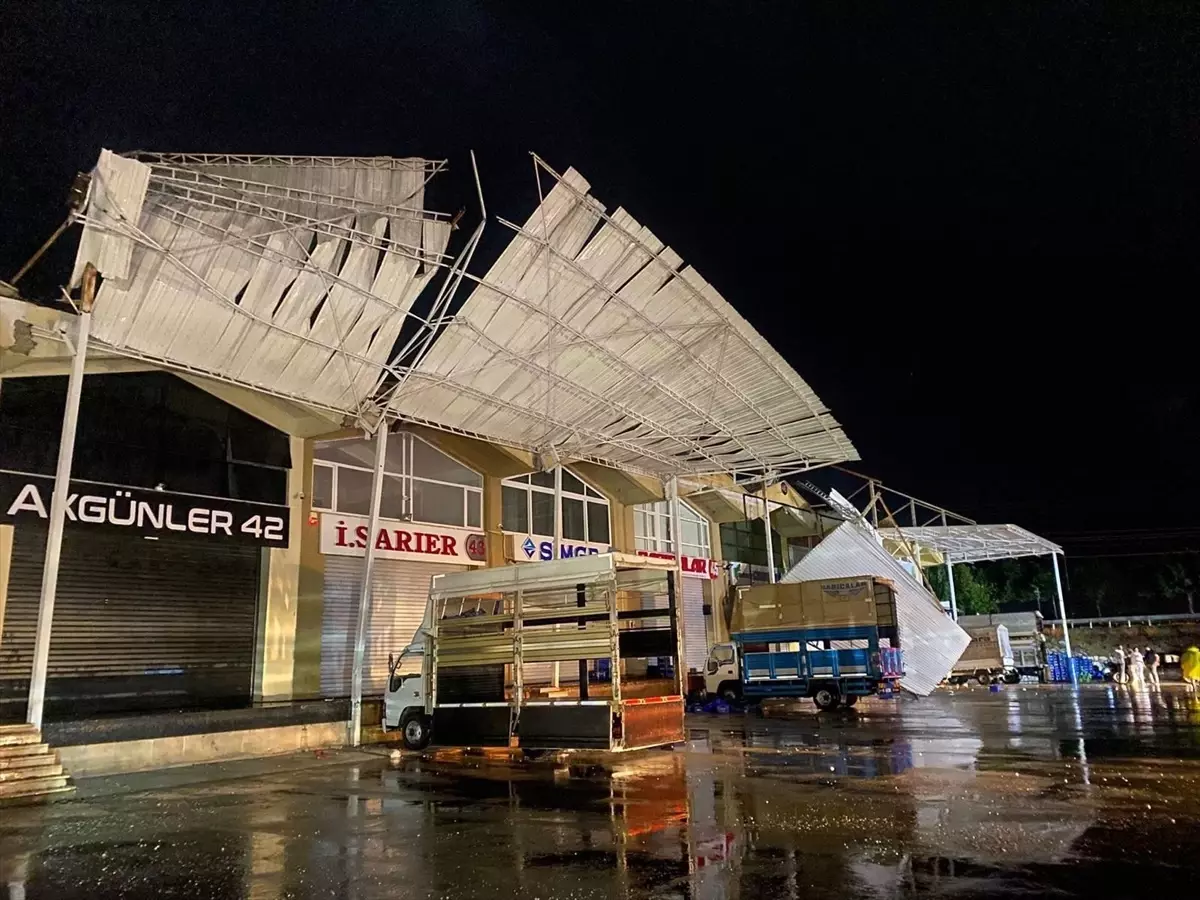 Demre'de Hortum Hayatı Olumsuz Etkiledi