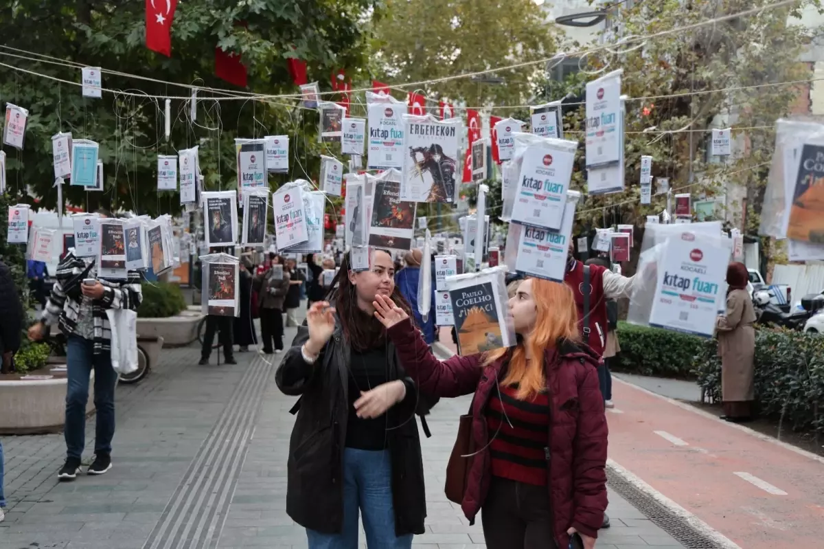 Kocaeli Kitap Fuarı'nda 5 Bin Kitap Ağaçlara Asıldı