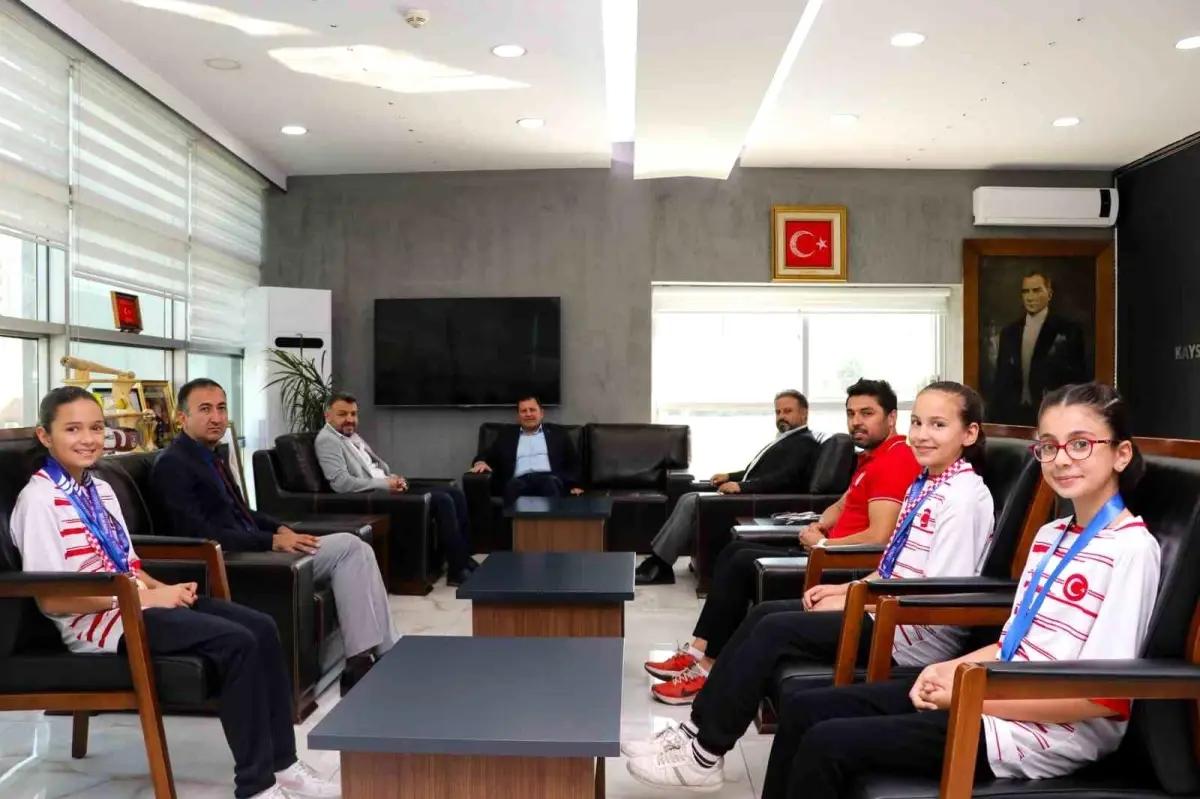 Kayseri Gençlik ve Spor İl Müdürü'nden Badminton Şampiyonlarına Ödül