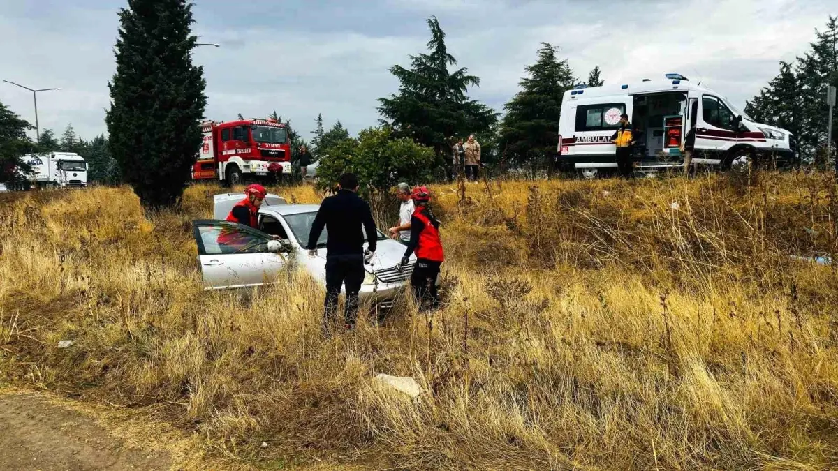 Balıkesir'de Yağış Nedeniyle Otomobil Şarampole Uçtu