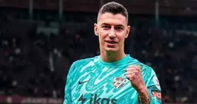 Berke Özer kimdir? Kaleci Berke Özer kaç yaşında, nereli, kariyeri, hangi takımlarda oynadı? Berke Özer kimdir? Kaleci Berke Özer kaç yaşında, nereli, kariyeri, hangi takımlarda oynadı?