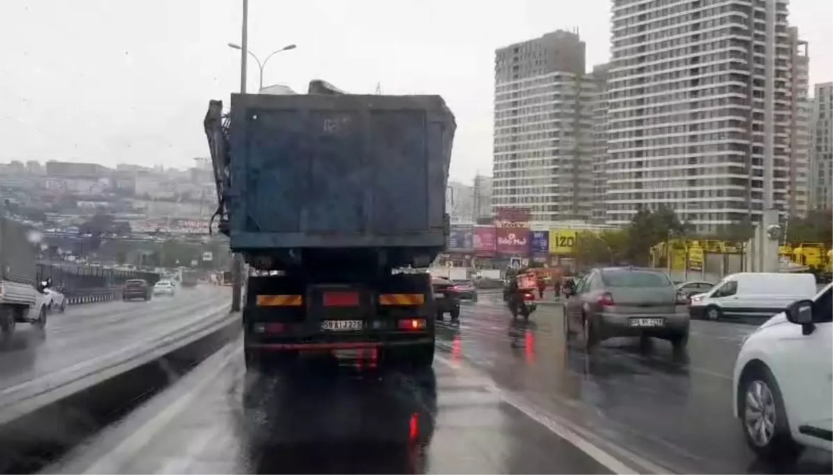 Beylikdüzü'nde Taşan Hurdalarla Tehlikeli Kamyon Yolculuğu