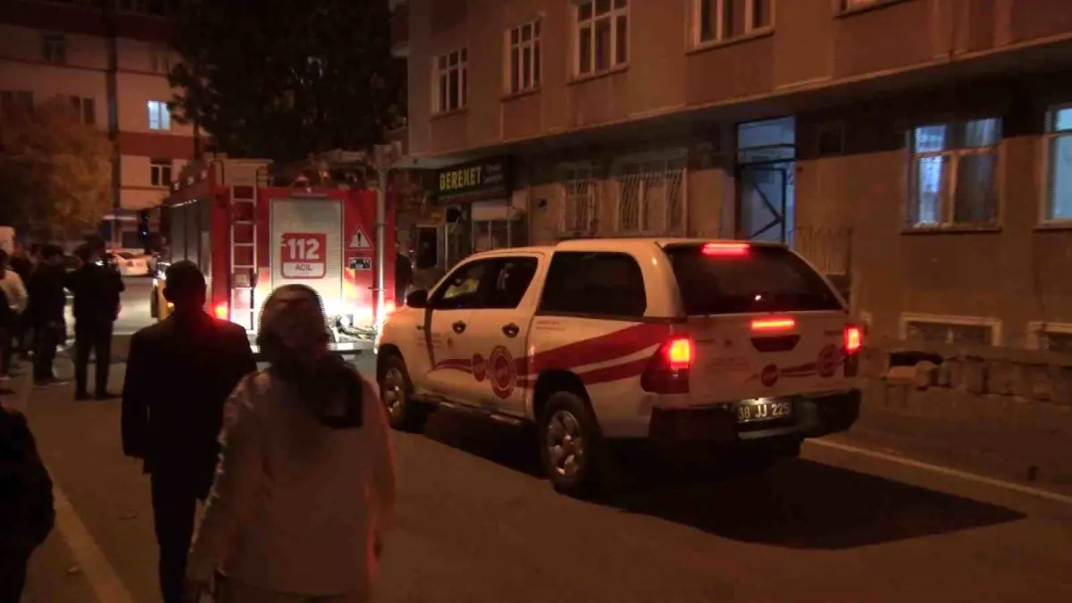 Kayseri'de Binada Fayans Patladı, Sakinler Panikle Sokağa Döküldü