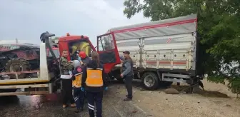 Bursa'da Kamyonet ve Çekici Çarpıştı: 4 Yaralı