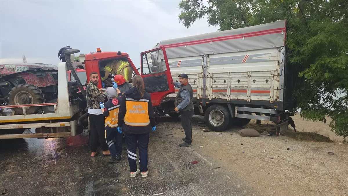 Bursa'da Kamyonet ve Çekici Çarpıştı: 4 Yaralı