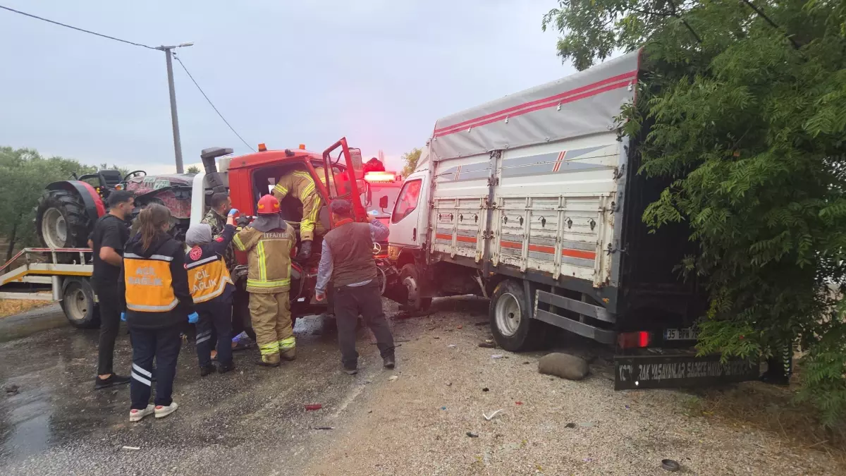 Bursa'da Traktör Taşıyan Çekici ile Kamyonet Çarpıştı: 4 Yaralı