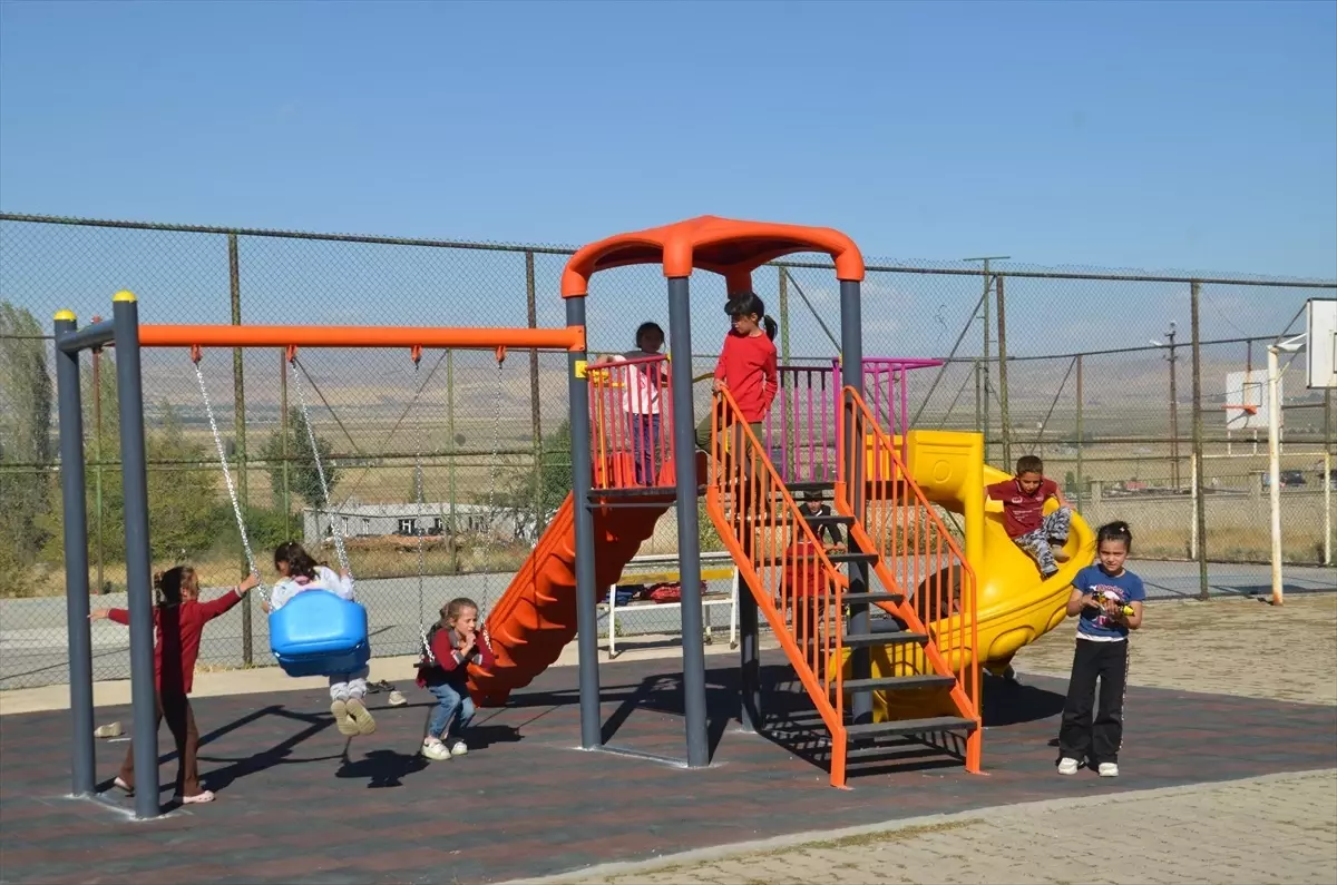 Muş'ta Köy Okuluna Oyun Grubu Kuruldu