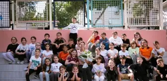 İpek Soylu, İzmir'de ilkokul öğrencileriyle tenis oynadı