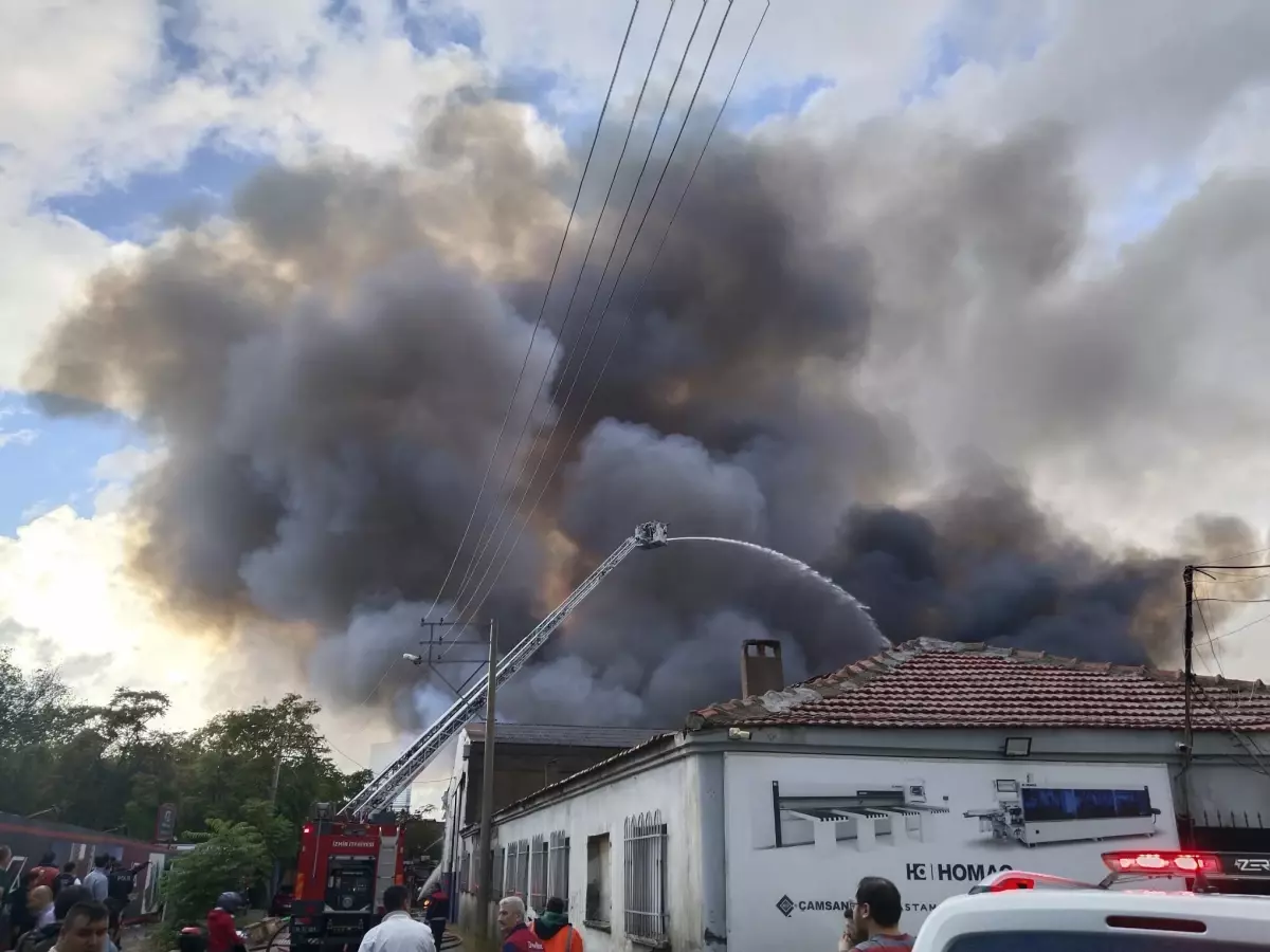 İzmir'de depo yangını! Ekiplerin müdahalesi sürüyor