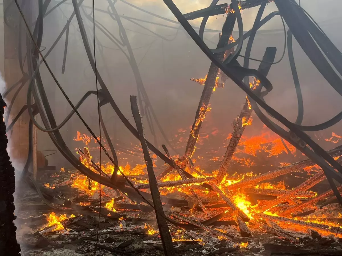 İzmir'de Yangın 4 Saatte Kontrol Altına Alındı