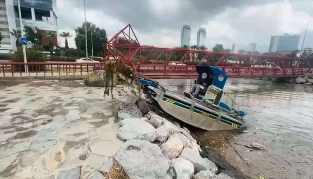 İzmir'de Denize Dökülen Atıklar İçin Temizlik Çalışması Başlatıldı