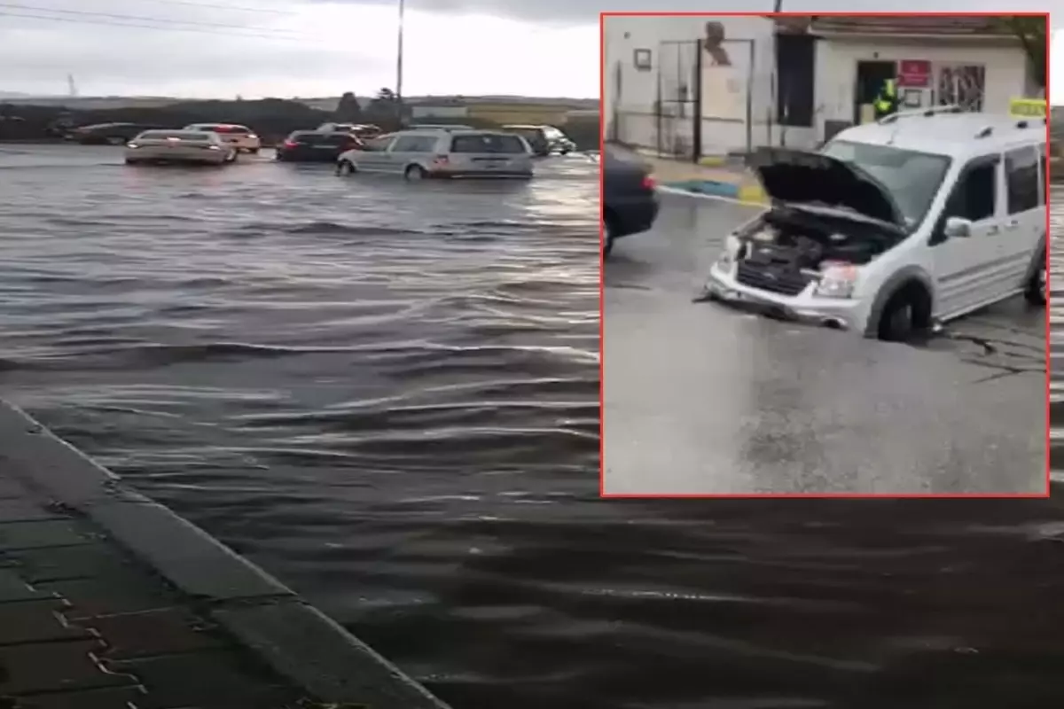 İzmir'i sağanak yağış vurdu! Yol çöktü, seyir halindeki araç göçüğe düştü