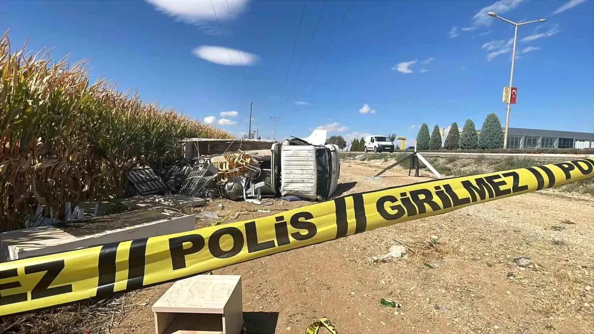 Karaman'da Kamyonet Devrildi, 2 Yaralı