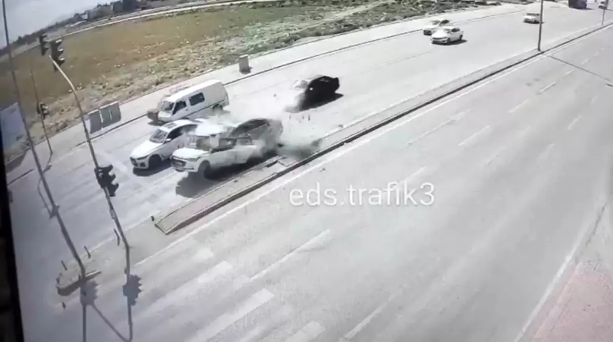 Konya'da Kırmızı Işıkta Bekleyen Araç Kaza Yaptı: Bir Kişi Hayatını Kaybetti