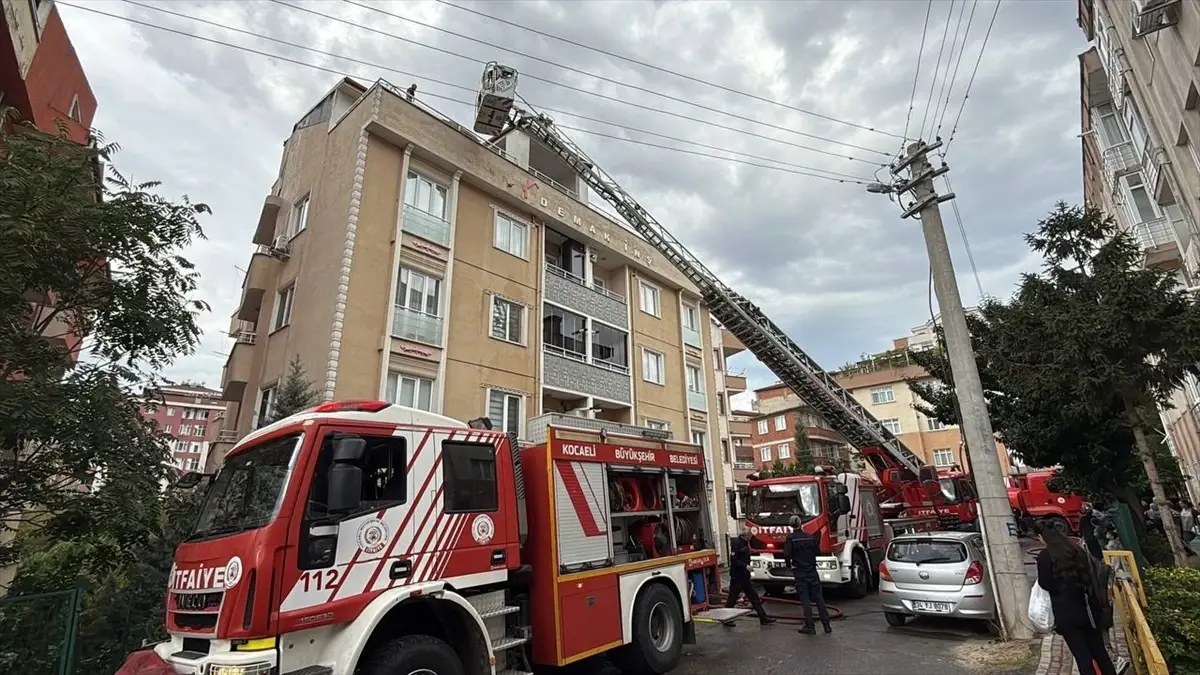 Gebze'de Apartman Çatısında Yangın Çıktı