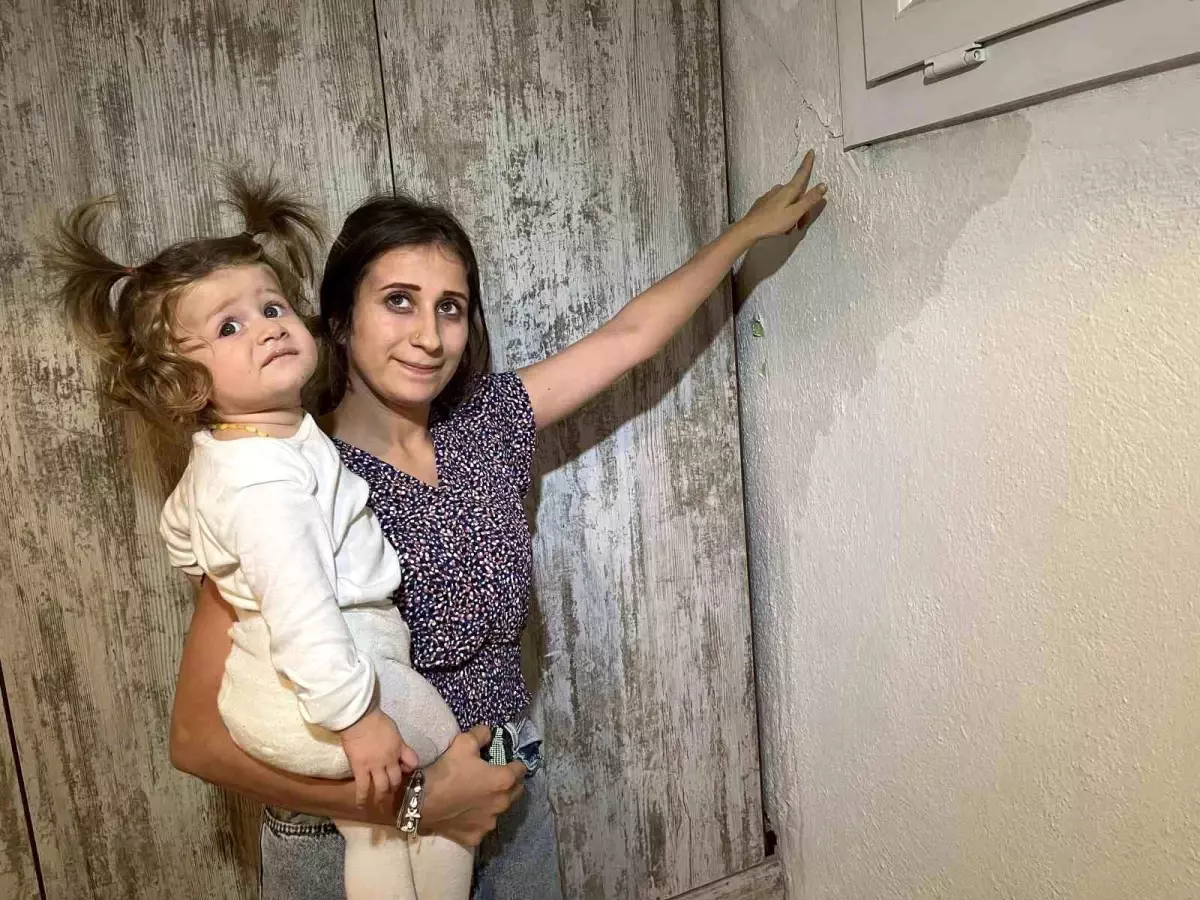 İzmir'de Patlayan Su Borusu Evleri Su Bastı, Mahalle Sakinleri Çözüm Bekliyor