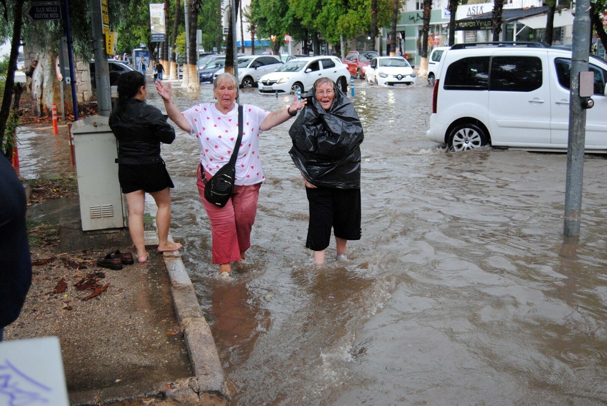 Fethiye'de Şiddetli Yağış: Turistler Otelde Mahsur Kaldı