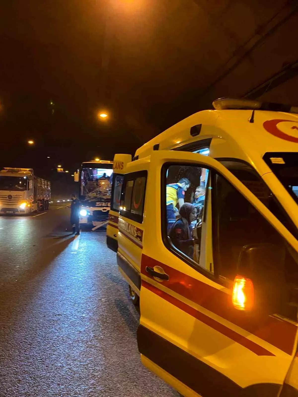 Osmaniye'de Yolcu Otobüsü Tıra Çarptı: 8 Yaralı