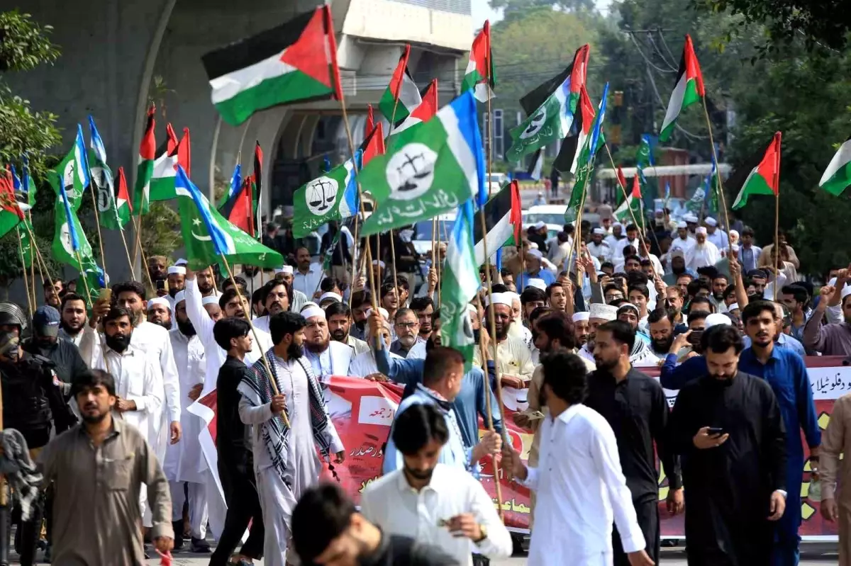 Pakistan'da İsrail Müdahalesine Tepki Gösterileri