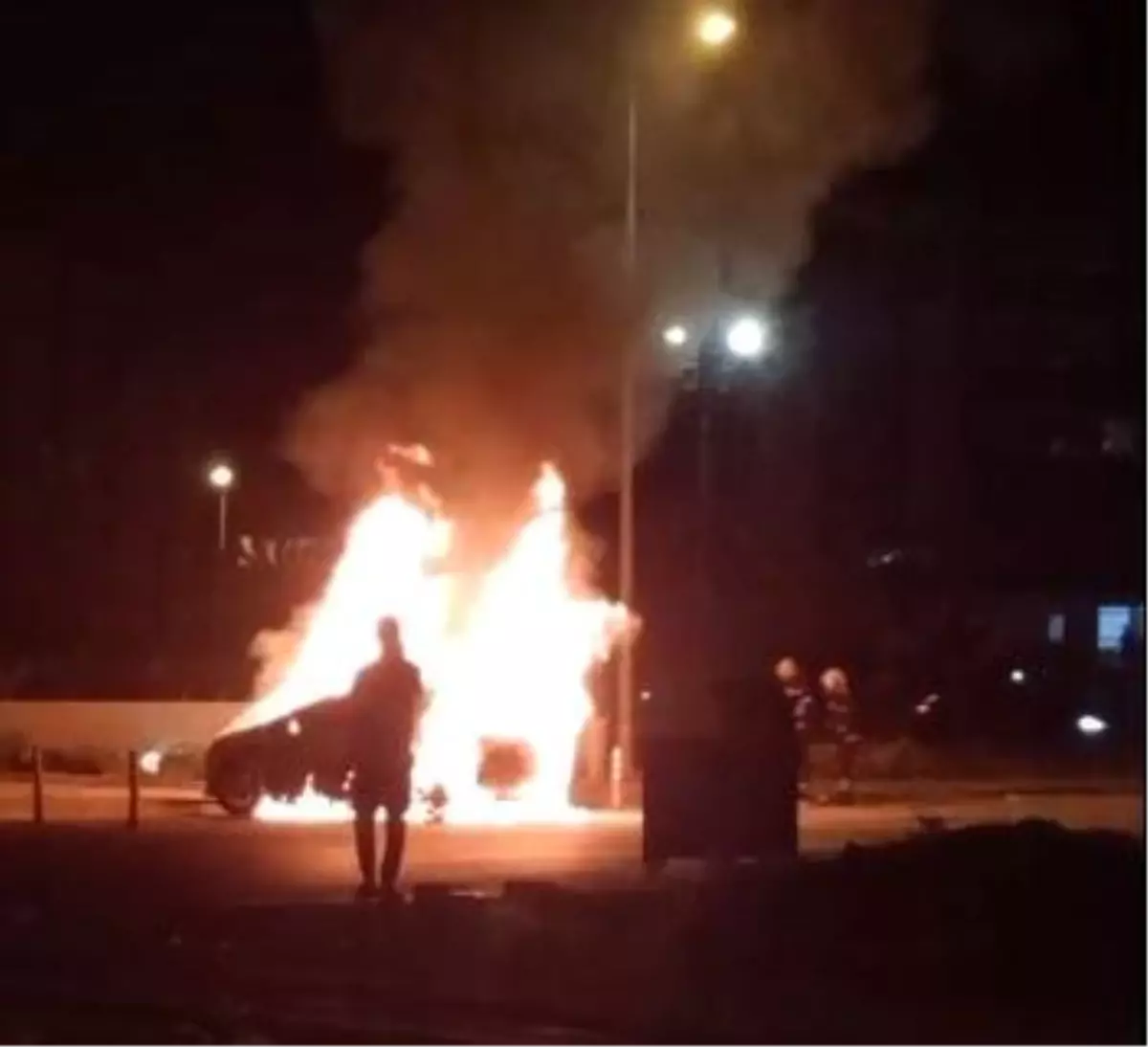 Denizli'de Park Halindeki Araçta Yangın Çıktı