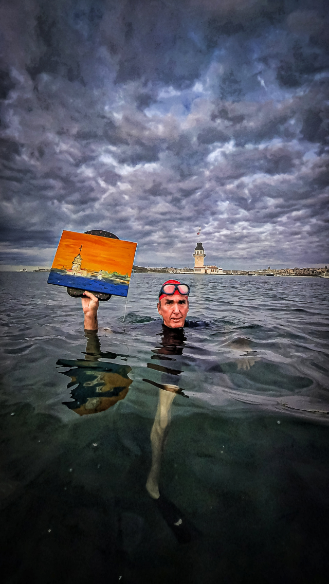 Sanatçı Genco Gülan, yağlı boya tablosu ile Kız Kulesi'ne yüzdü