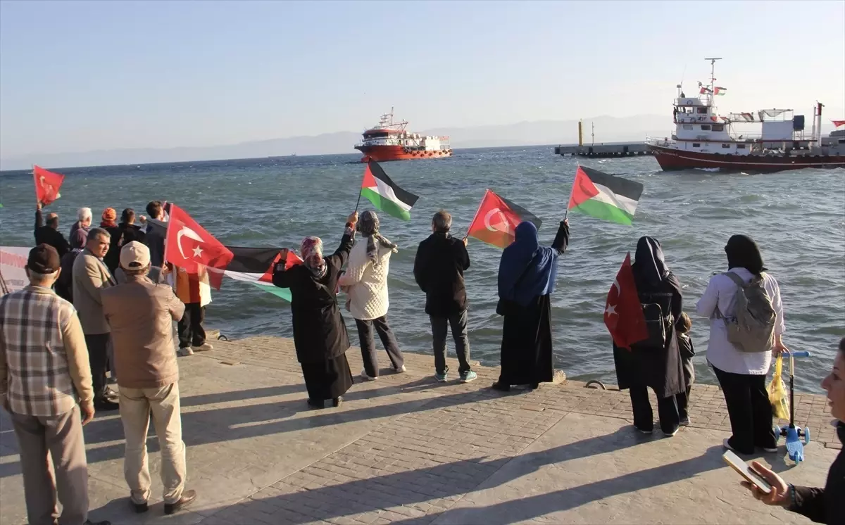 Sinop'ta Balıkçılar İsrail Saldırılarına Karşı Tekneyle Protesto Düzenledi