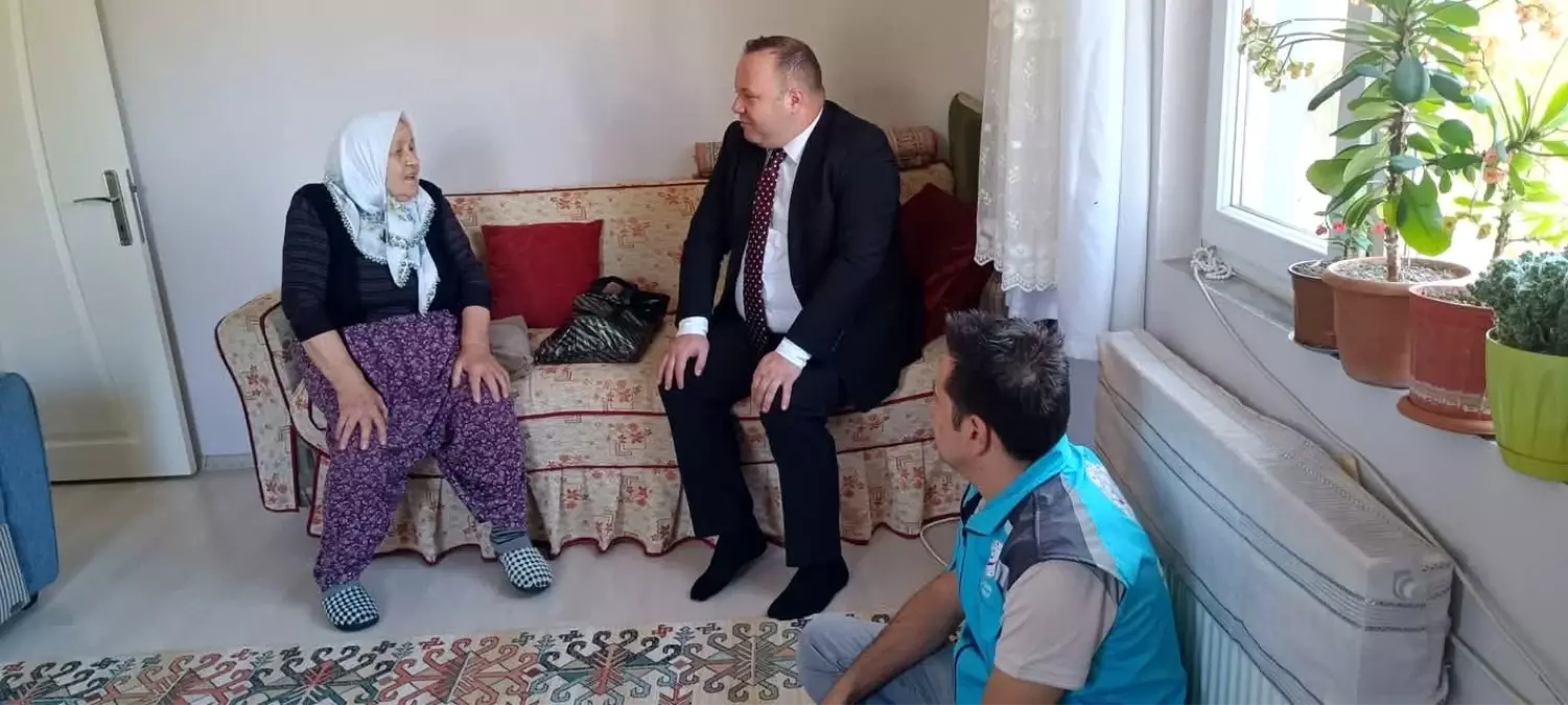 Kaymakam Eser, Dünya Yaşlılar Günü'nde Yaşlıları Ziyaret Etti